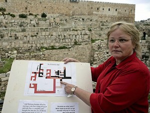 La Dra. Eilat Mazar muestra los planos de los restos del posible Palacio del Rey David